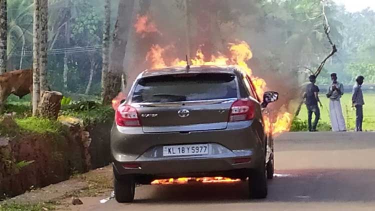 വടകരയിൽ ഓടികൊണ്ടിരുന്ന കാര്‍ കത്തി നശിച്ചു