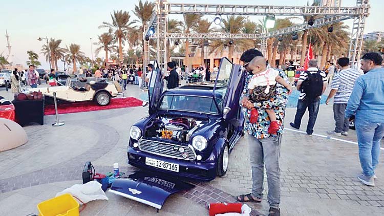 കൗ​തു​ക​മു​ണ​ർ​ത്തി  വി​േ​ൻ​റ​ജ്​ കാ​റു​ക​ളു​ടെ പ്ര​ദ​ർ​ശ​നം