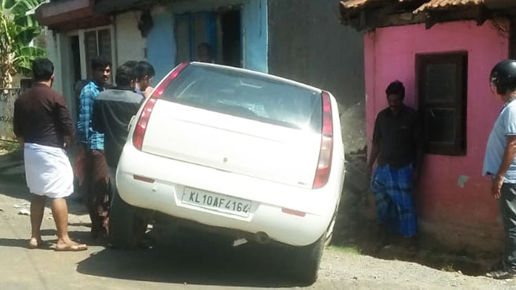 കാർ വീട്ടു ചുമരിലിലിടിച്ച് ദമ്പതികൾക്ക് പരിക്ക്