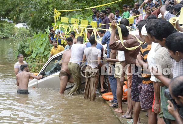 മീനച്ചിലാറ്റിലേക്ക് കാര്‍ മറിഞ്ഞ് രണ്ടു പേര്‍ മരിച്ചു