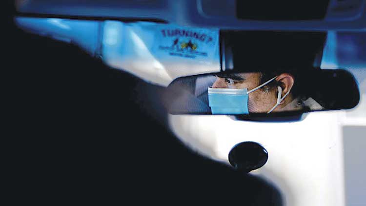 വാ​ഹ​ന​മോ​ടി​ക്കു​േ​മ്പാ​ൾ മാ​സ്​​ക്​ ധ​രി​ക്കാം