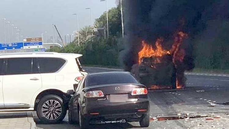 അ​ബൂ​ദ​ബി​യി​ൽ വാ​ഹ​ന​ങ്ങ​ൾ  കൂ​ട്ടി​യി​ടി​ച്ച്​ കാ​ർ ക​ത്തി​ന​ശി​ച്ചു
