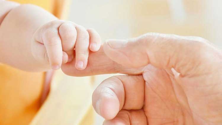 യു​വ​തി​ക്ക് കാ​റി​ൽ  സു​ഖ​പ്ര​സ​വം