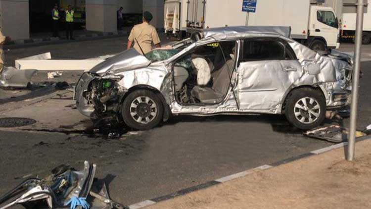 മൂന്നാം നിലയിലെ പാർക്കിങ്ങിൽനിന്ന് കാർ താഴേക്കു പതിച്ച് ഡ്രൈവർക്ക് ദാരുണാന്ത്യം