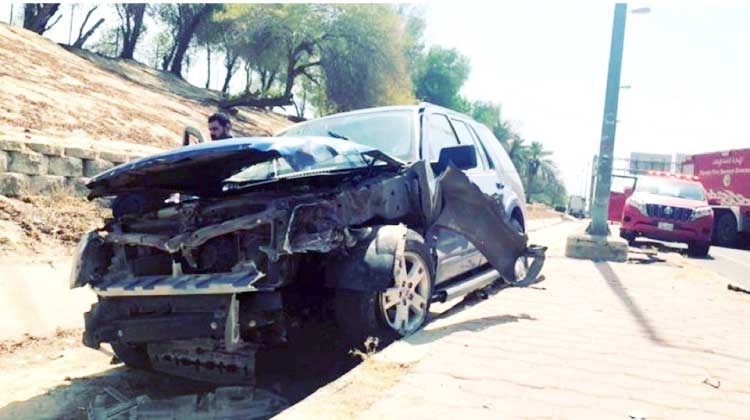 കാ​ർ തൂ​ണി​ലി​ടി​ച്ച്​ ഡ്രൈ​വ​ര്‍ക്ക്​ ഗു​രു​ത​ര​ പ​രി​ക്ക്​