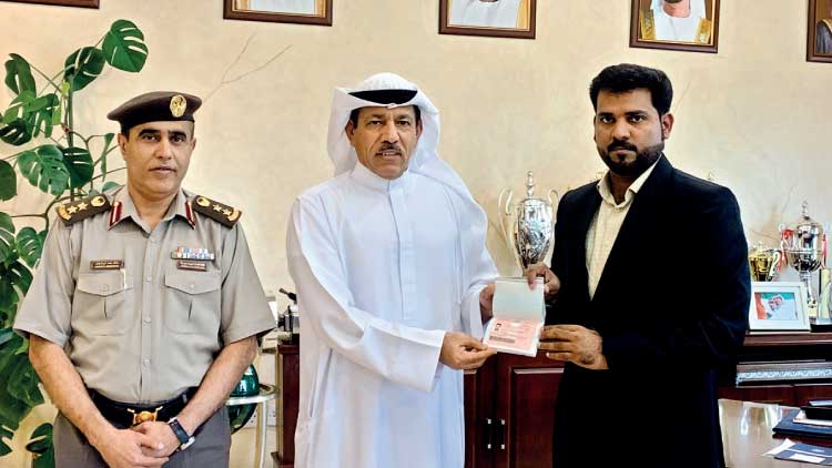 അ​ജ്മാ​നി​ല്‍ ആ​ദ്യ ഗോ​ള്‍ഡ്‌ കാ​ര്‍ഡ് മ​ല​യാ​ളി സം​രം​ഭ​ക​ന്