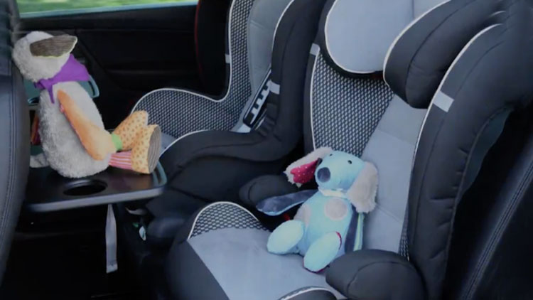 ക​ളി​ക്കു​ന്ന​തി​നി​ടെ കാ​റി​നു​ള്ളി​ൽ  കു​ടു​ങ്ങി​യ കു​ട്ടി​ക​ൾ ശ്വാ​സം മു​ട്ടി മ​രി​ച്ചു