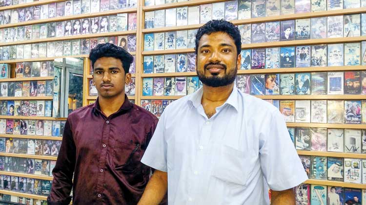 മ​ദാ​മി​ലു​ണ്ട് മ​ധു​രി​ക്കും  കാ​സ​റ്റ് പാ​ട്ടു​ക​ൾ