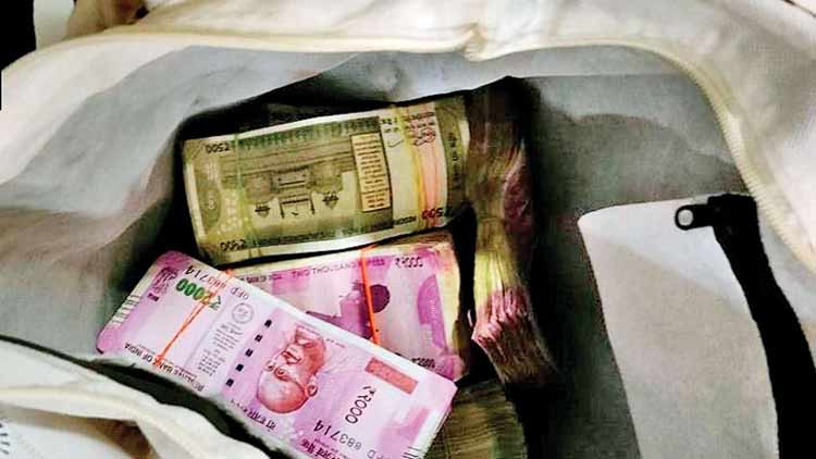 വ്യാപാരി കാറിടിച്ച്​ മരിച്ചു; നിർത്താതെ പോയ കാറിൽനിന്ന്​ 1.45 കോടി പിടിച്ചു