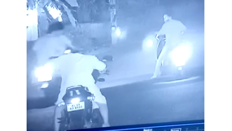 റോഡരികിൽ നിർത്തിയിട്ട ബൈക്ക്​ തീവെച്ചുനശിപ്പിച്ച നിലയിൽ