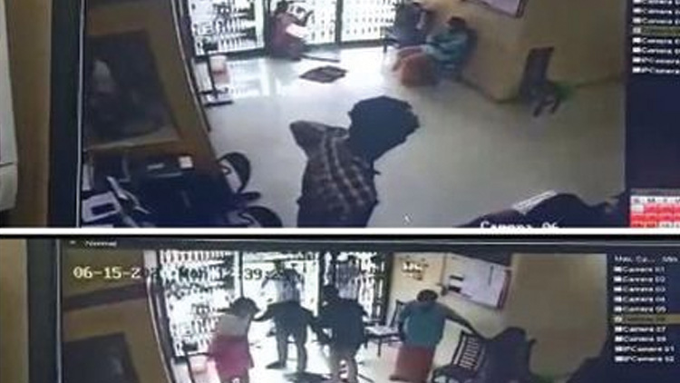 ബാങ്കിന്റെ വാതിൽ തകർന്ന് യുവതി മരിച്ച സംഭവം: ചില്ലിന്റെ ഗുണമേന്മ പരിശോധിക്കും ബാങ്കിന്റെ വാതിൽ തകർന്ന് യുവതി മരിച്ച സംഭവം: ചില്ലിന്റെ ഗുണമേന്മ പരിശോധിക്കും