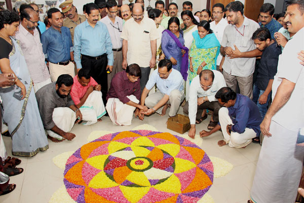 ആക്ടിങ് വി.സിയും ജീവനക്കാരും കൈകോര്‍ത്തു; കാലിക്കറ്റില്‍ പിറന്നത് ഒരുമയുടെ പൂക്കളം