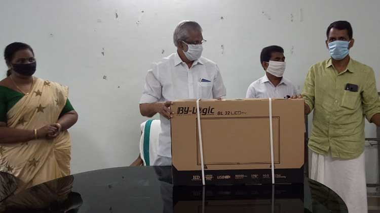 ചാലക്കുടിയിലെ വിദ്യാർഥികൾക്ക് ഓൺ ലൈൻ പഠനത്തിന് എം.എൽ.എ ടി.വി.കൾ നൽകി