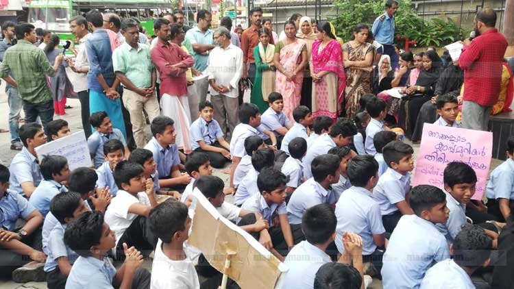 തകർന്ന ക്ലാസ് മുറികൾ നന്നാക്കിയില്ലെന്നാരോപിച്ച് വിദ്യാർഥി പ്രതിഷേധം