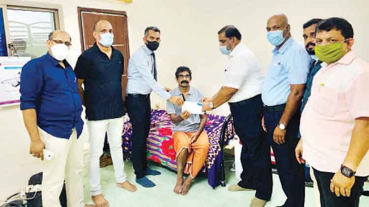 സ്​​​നേ​ഹ​ത്തി​െൻറ ക​ര​ങ്ങ​ൾ പി​ടി​ച്ച്​ ച​ന്ദ്ര​ൻ ഇ​ന്ന്​ നാ​ട്ടി​ലേ​ക്ക്​