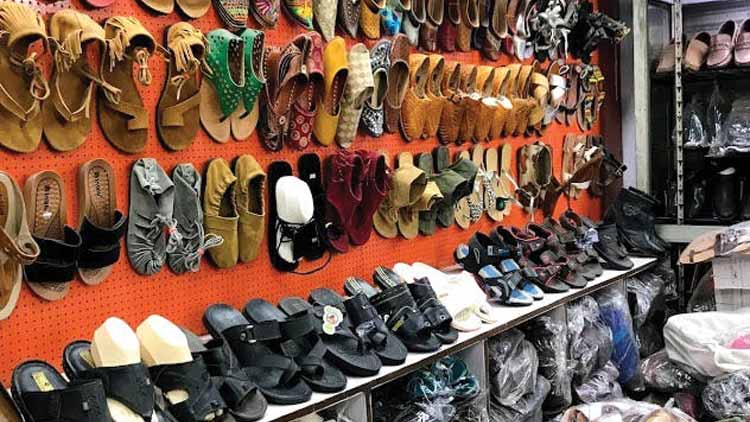 കട തുറന്നിട്ടും ചെരിപ്പ്​ വാങ്ങാനാളില്ല 