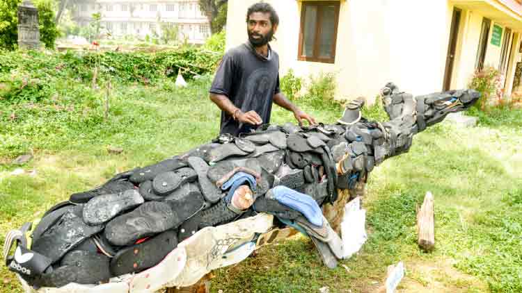 ഫോ​ർ​ട്ട്​​കൊ​ച്ചി ക​ട​പ്പു​റ​ത്ത് ‘ചെ​രി​പ്പ്​ തി​മിം​ഗ​ലം’