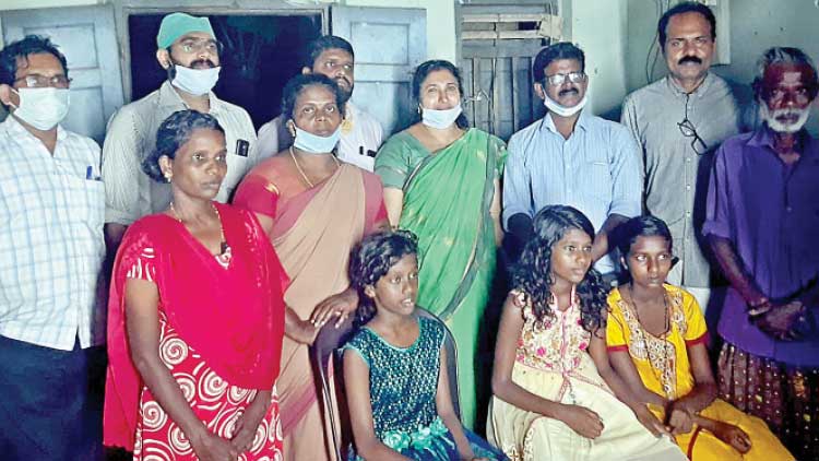 പ്രിയ വിദ്യാർഥികൾക്ക് ‘കൂടൊ’രുക്കി സുഗതൻ മാഷ്