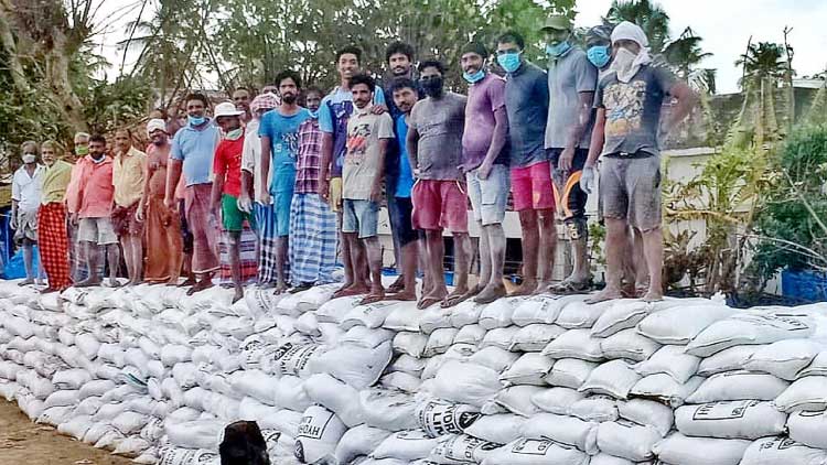 മ​ണ​ൽ​ചാ​ക്ക് നി​ര​ത്തി പ്ര​തി​രോ​ധം തീർത്ത്​ ചെ​ല്ലാ​നം നി​വാ​സി​ക​ൾ