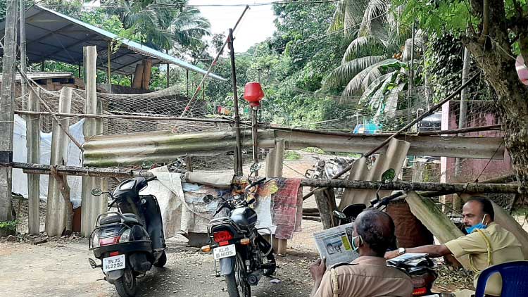 കേ​ര​ള​ത്തി​ൽ​നി​ന്നും ത​മി​ഴ്​​നാ​ട്ടി​ൽ​നി​ന്നു​ം ബ​സില്ല; ചെമ്പകപ്പാറ ഒറ്റപ്പെട്ടു 