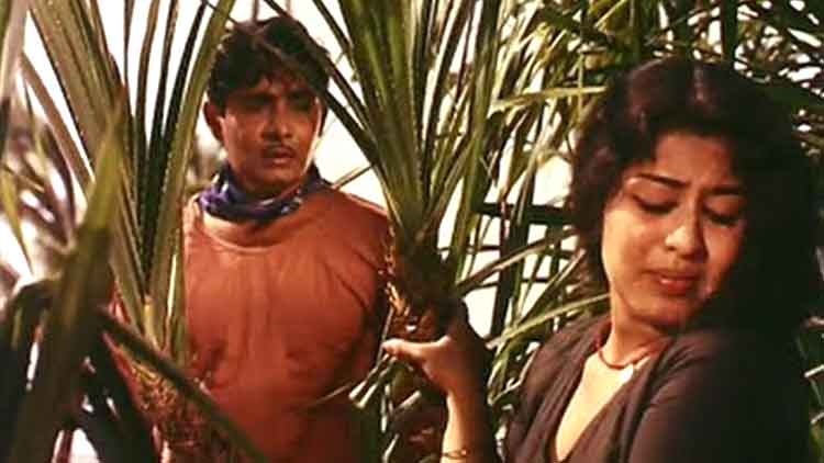 കൊച്ചുമുതലാളിയെ മാസ്​ക്​ ധരിപ്പിക്കുന്ന കറുത്തമ്മയാണ്​ മാസ്​