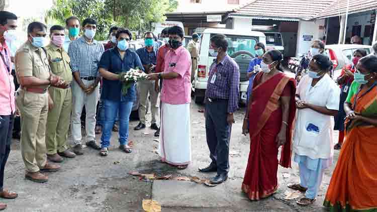 ചെങ്ങന്നൂരിൽ സുഖംപ്രാപിച്ച ആദ്യ കോവിഡ് രോഗിക്ക് യാത്രയയപ്പ് നൽകി ചെങ്ങന്നൂരിൽ സുഖംപ്രാപിച്ച ആദ്യ കോവിഡ് രോഗിക്ക് യാത്രയയപ്പ് നൽകി