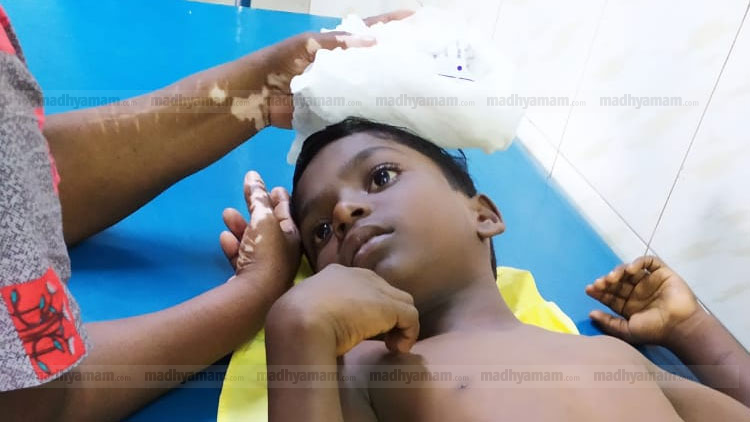അമ്മൂമ്മക്ക് കൂട്ടിരിക്കാൻ ആശുപത്രിയിൽ എത്തിയ കൊച്ചുമകന് ഗ്രിൽ വീണു പരിക്ക്