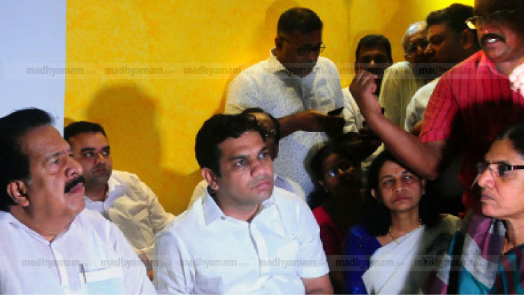 മരട് ഫ്ലാറ്റ്: നിർദേശങ്ങളുമായി മുഖ്യമന്ത്രിക്ക് രമേശ് ചെന്നിത്തലയുടെ കത്ത്