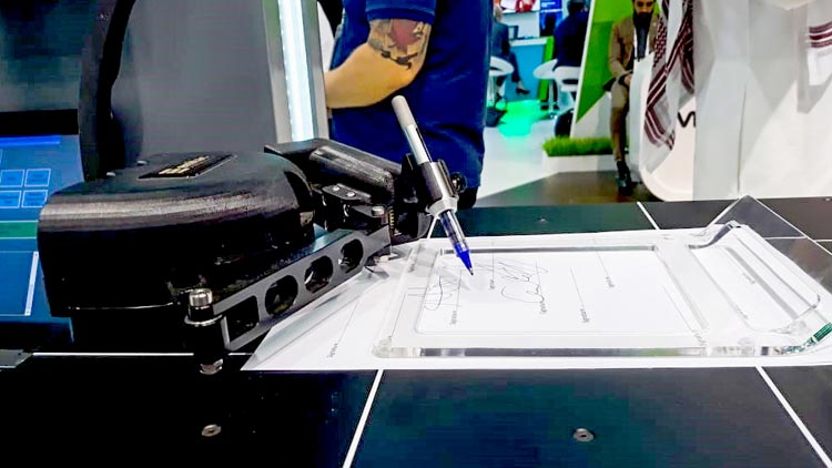 ചെസ്സ്​ കളിക്കാൻ റോ​േബാട്ട്​, ചെക്കെഴുതാൻ റോബോട്ട്​...