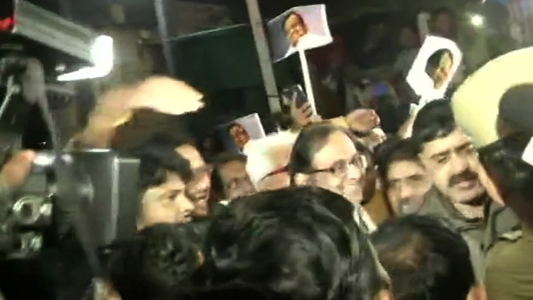 ചിദംബരം ജയിൽ മോചിതനായി; ‘ഒരു കുറ്റം പോലും ചുമത്താനായില്ല’