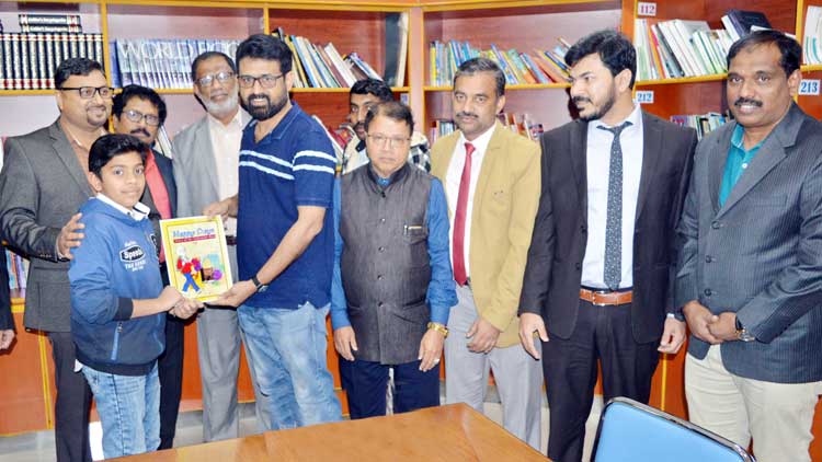 ആ​റാം ക്ലാ​സു​കാ​ര​െൻറ നോ​വ​ൽ  പ്ര​കാ​ശ​നം ചെ​യ്തു