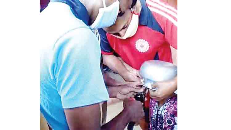 കളി കാര്യമായി; മൂന്നര വയസ്സുകാരിയുടെ തലയിൽ പാത്രം കുടുങ്ങി