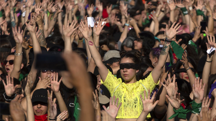 ‘നി​ങ്ങ​ളു​ടെ വ​ഴി​യി​ല്‍ ഒരു പീ​ഡ​ക​ന്‍’; ലോ​ക​ത്തെ പി​ടി​ച്ചു​കു​ലു​ക്കി ഒ​രു ഗാ​നം