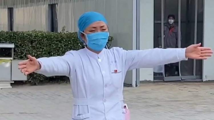 ‘കെട്ടിപ്പിടിക്കാനാവില്ലല്ലോ മകളേ നിന്നെ... വൈറസിനെ തോൽപ്പിച്ച് അമ്മ വീട്ടിലേക്ക് വരാം’ -VIDEO