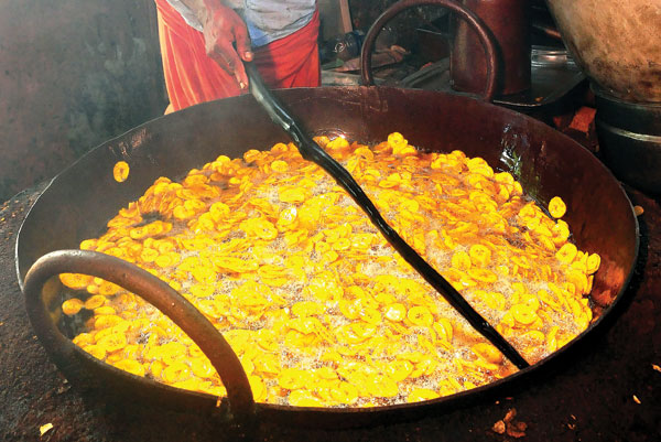 നേന്ത്രക്കായക്ക് വില ഇടിഞ്ഞിട്ടും വറുത്തകായ പൊള്ളുന്നു