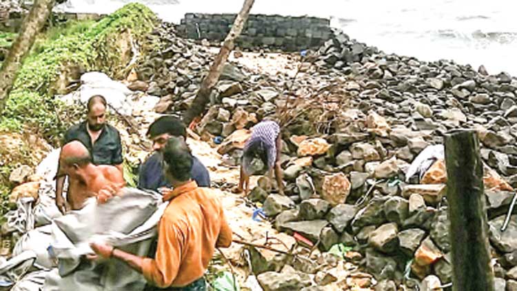 ഇരമ്പിയാർത്ത്​ കടൽ; വീടുകളിൽ വെള്ളം