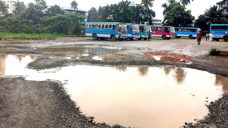 ആലുവ നഗരസഭ ബസ് സ്‌റ്റാൻഡ്‌:  നാശത്തി‍െൻറ പടുകുഴിയിൽ