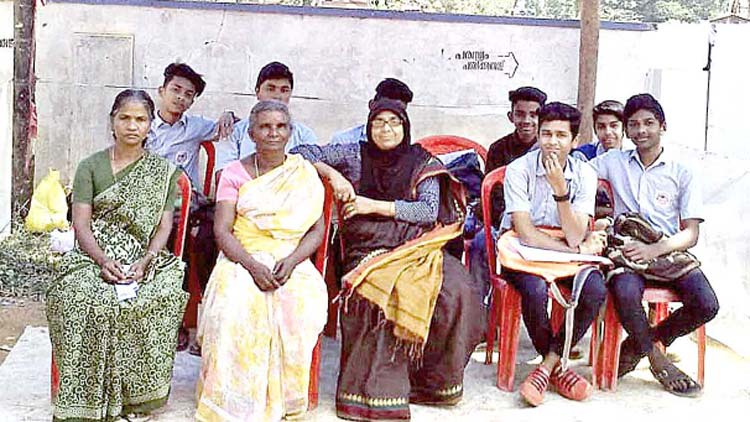 സ്​കൂളിന്​ മുന്നിൽ വയോധികയുടെ സമരം ഒമ്പതുദിവസം പിന്നിട്ടു