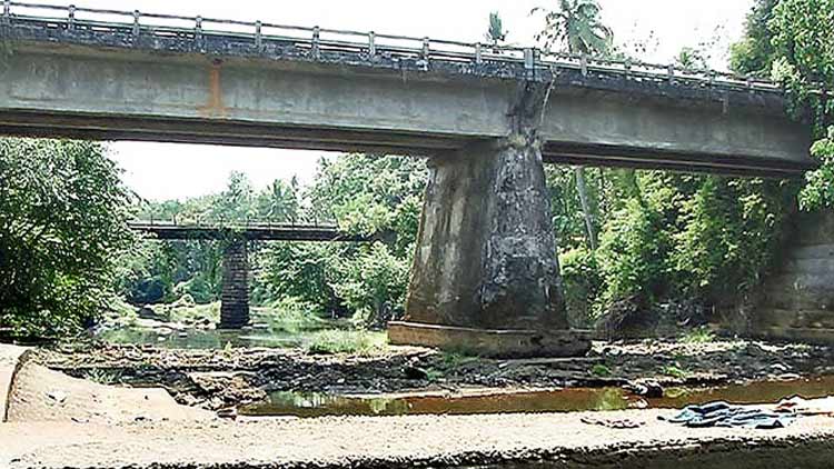 പുഴയിൽ വെള്ളമില്ല; പമ്പിങ്​ നിലക്കും