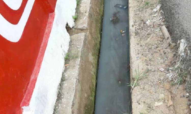 കാനയിൽ മലിനജലം കെട്ടിക്കിടക്കുന്നു