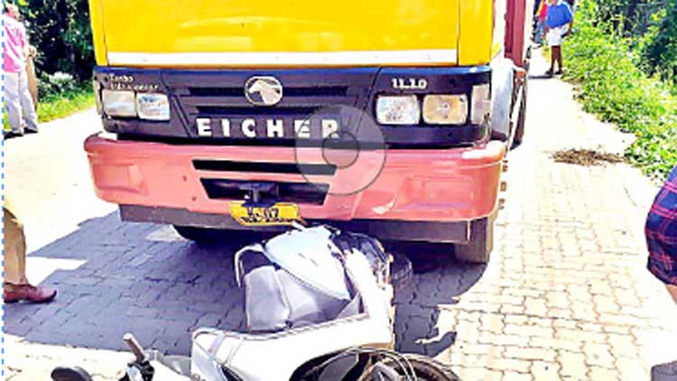 റോഡു തകർച്ച: അപകടങ്ങള്‍ പെരുകുന്നു