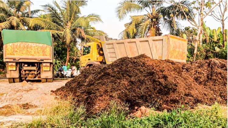 മാലിന്യമിട്ട് പാടം നികത്തുന്നത്​  നാട്ടുകാർ തടഞ്ഞു