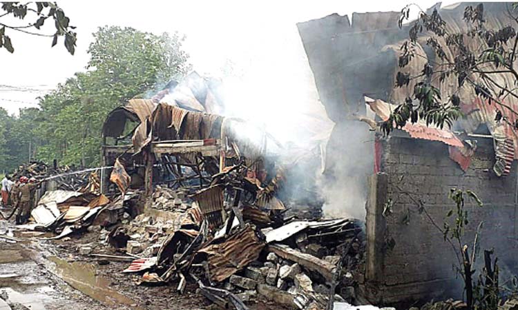 ശ്രീമൂലനഗരത്ത് ഫർണിച്ചർ ഗോഡൗണിൽ വൻ തീപിടിത്തം