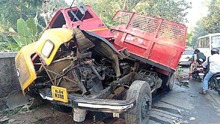 കിഴക്കമ്പലത്ത് മൂന്ന് ടിപ്പർ കൂട്ടിയിടിച്ച് ഒരാൾക്ക് പരിക്ക്