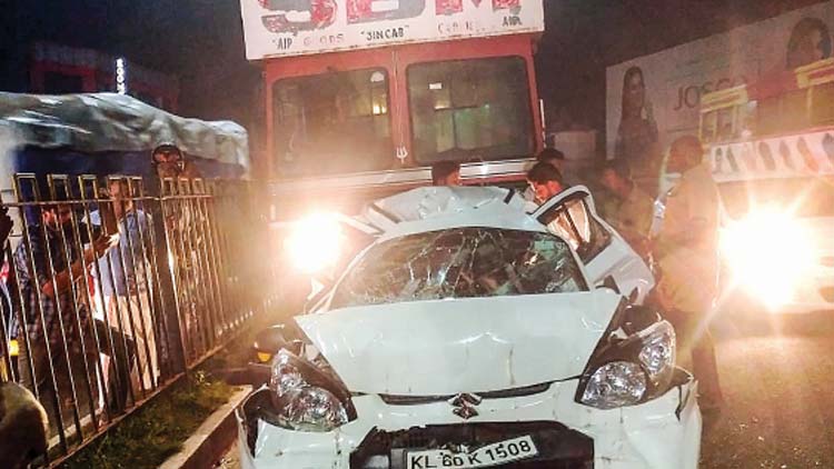ബൈക്കിൽ തട്ടി നിർത്താതെ പോയ  ക​െണ്ടയ്​നർ ലോറി കാർ ഇടിച്ചുതകർത്തു