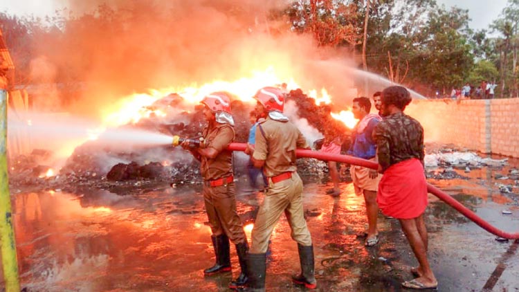 പ്ലാസ്​റ്റിക് കമ്പനിയില്‍ വൻ അഗ്​നിബാധ
