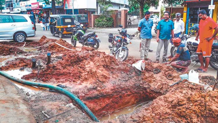 വീണ്ടും പൊട്ടി