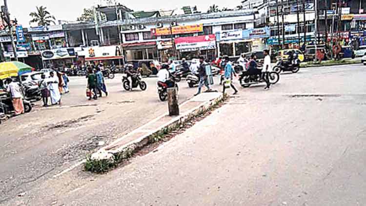 മൂ​വാ​റ്റു​പു​ഴ ന​ഗ​ര​മ​ധ്യ​ത്തി​ൽ ആളെക്കൊല്ലി മീഡിയനുകൾ
