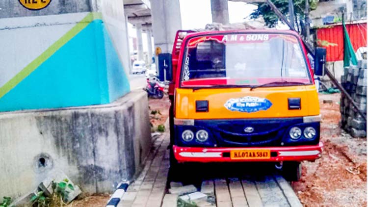 കൊച്ചി മെട്രോ നടപ്പാത  ടിപ്പർ ലോറി കയറ്റി തകർത്തു