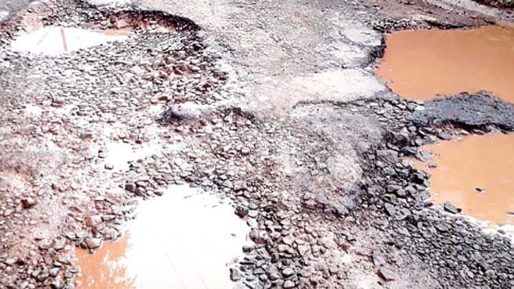 കിഴക്കമ്പലം–പട്ടിമറ്റം റോഡ് നടുവൊടിയും വഴി